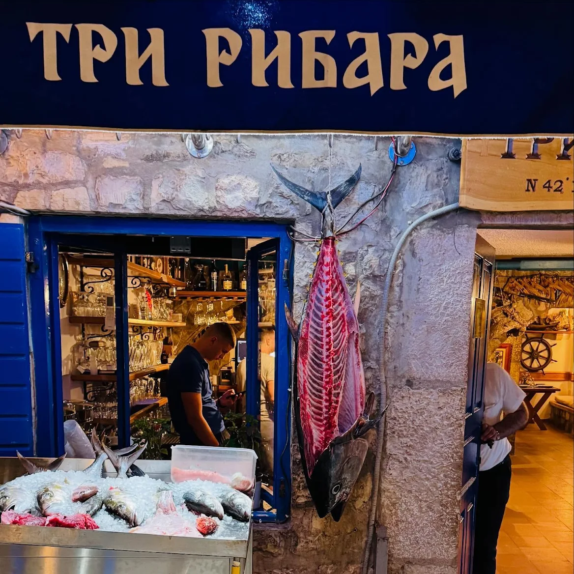 Ulaz u restoran Tri Ribara sa svežim ulovom okačenim ispred