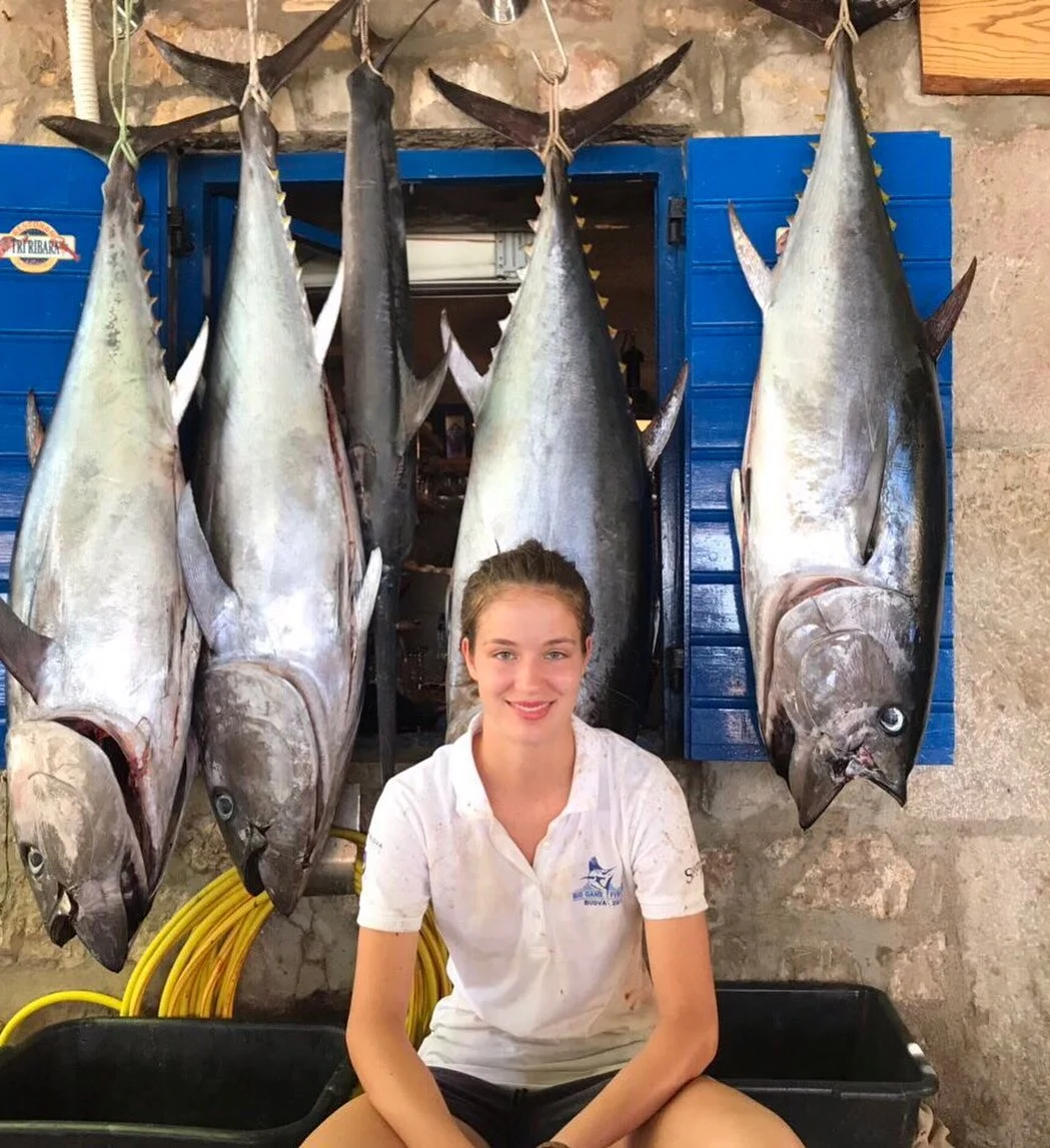 Niz velikih tuna okačenih ispred vitrine restorana